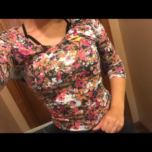 Floral tight fitting top - Picture 3 of 7